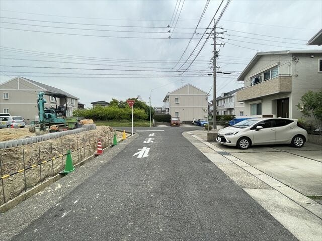 幅員約6mの前面道路です。道路幅が広いので、向かいの住宅とも距離があるため日当たりも確保しやすいです。