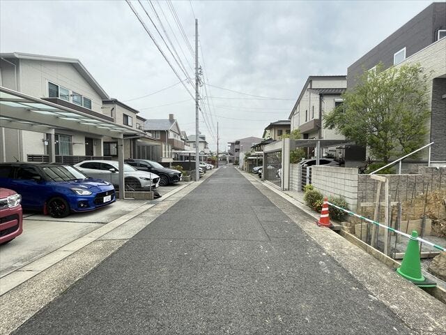 幅員約6mの前面道路です。道路幅にゆとりがあるので、車種を選びません。大きめの車を乗りたい方にもオススメです。