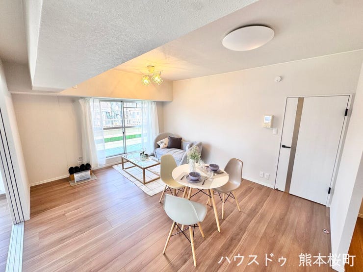■安らぎと笑顔の中心地■陽光が優しく降り注ぎ、会話が自然と弾む。ここでは、毎日が特別な時間へと変わります。