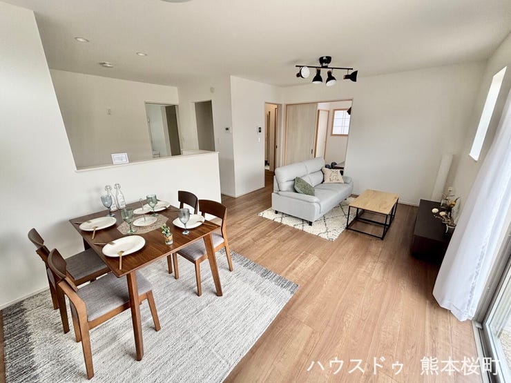 ■安らぎと笑顔の中心地■陽光が優しく降り注ぎ、会話が自然と弾む。ここでは、毎日が特別な時間へと変わります。