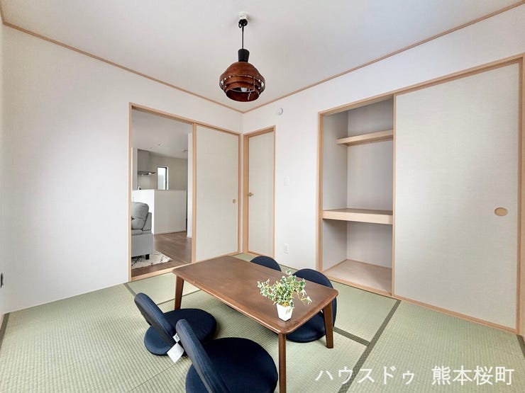 ■1階5.25帖和室■ゲストをもてなし、昼寝や家事にも使える、畳のぬくもりが心地よい多目的万能スペース。