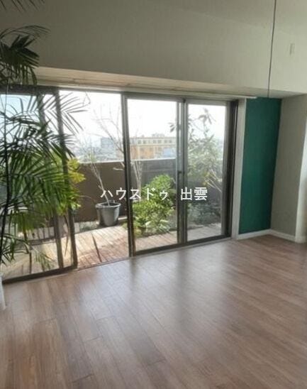 中古ですが、全ての部屋にエアコン付き。すぐに快適な暮らしが可能です。リビングからの見晴らしが素晴らしく、朝焼け、夕焼けがパノラマで見れます。