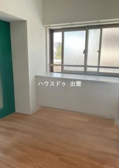 窓際に机といすを置いて作業に集中するのも良さそうですね。窓があるので毎日換気もでき空気もいつも新鮮です。