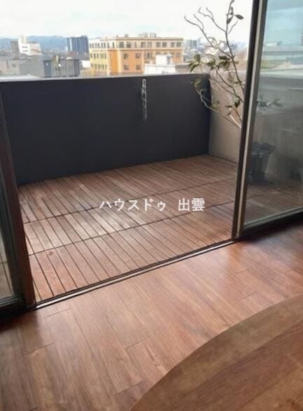 バルコニーの写真です。広さがありますので机といすを置いてのんびり過ごすことも可能です。眺めがいいのでリラックスできます。
