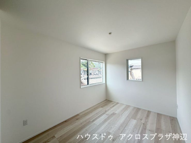 【洋室6.5帖】白を基調とした壁とナチュラルな木目調フローリングが開放感を演出。ベッドやデスクを置いても余裕のある広さと使い勝手を兼ね備えたお部屋です。