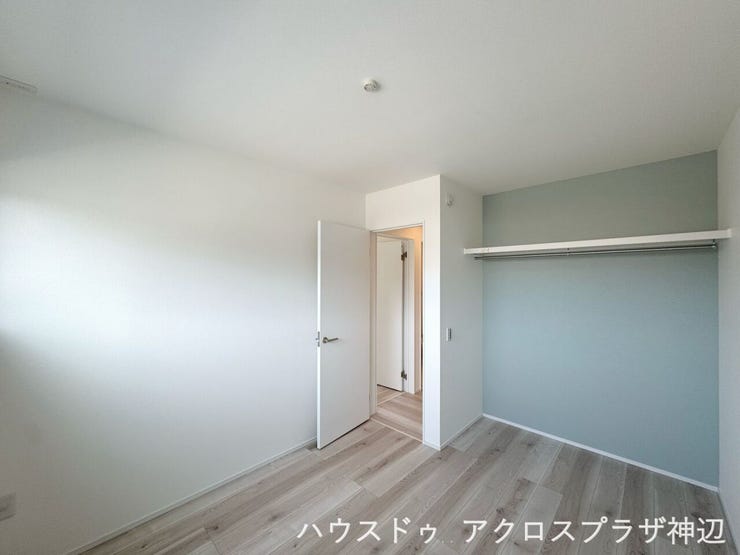 【洋室5.5帖】扉がないオープン仕様のクローゼットで、お部屋をより広く見せる工夫をプラス。お気に入りの洋服を飾るように収納できる、トレンド感あふれる洋室です。