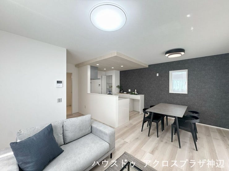 【LDK15.8帖】ダイニングとリビングが心地よくつながる開放的なレイアウト。カウンターキッチンから部屋全体を見渡せるため、会話を楽しみながら穏やかな時間を過ごせます。