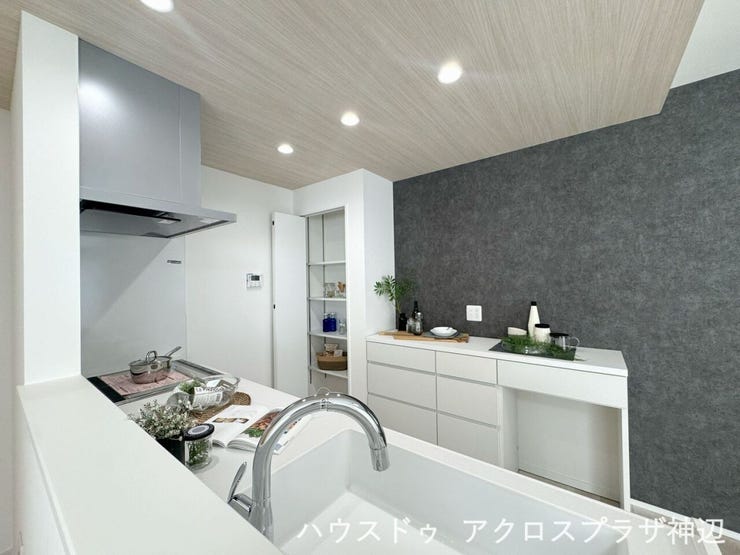 【キッチン】作業スペースを広く保てる大型カップボードを配置し、毎日の家事動線を考慮した設計です。