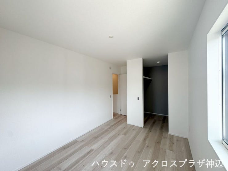 【洋室6.5帖】オープンタイプの収納タイプの内部にはグレーのアクセントクロスを採用し、デザイン性をプラス。衣類や荷物をすっきり片付けて、お部屋を広々と使えます。