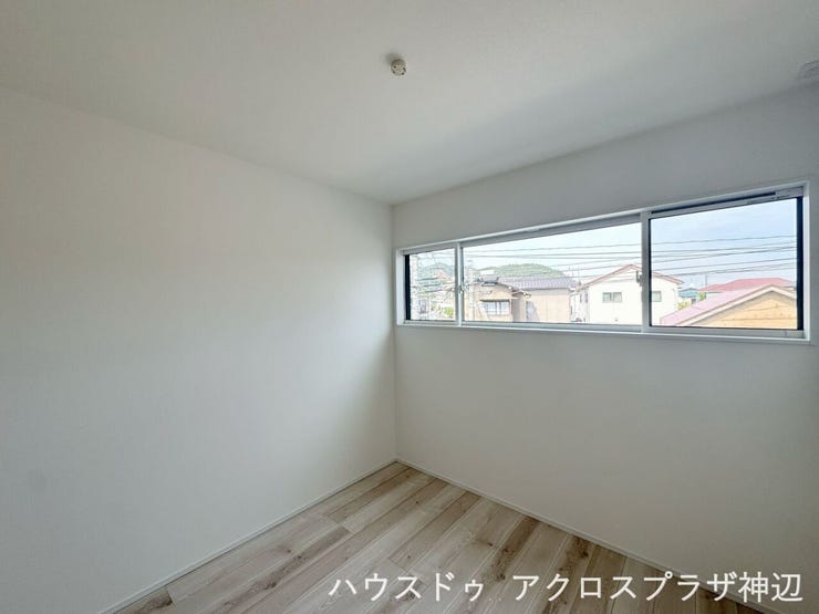 【洋室5.5帖】スタイリッシュな横長窓は、プライバシーを守りつつ自然光を取り入れられます。窓下の壁面を広く活用できるため、家具配置がしやすく書斎や子ども部屋にぴったりです。
