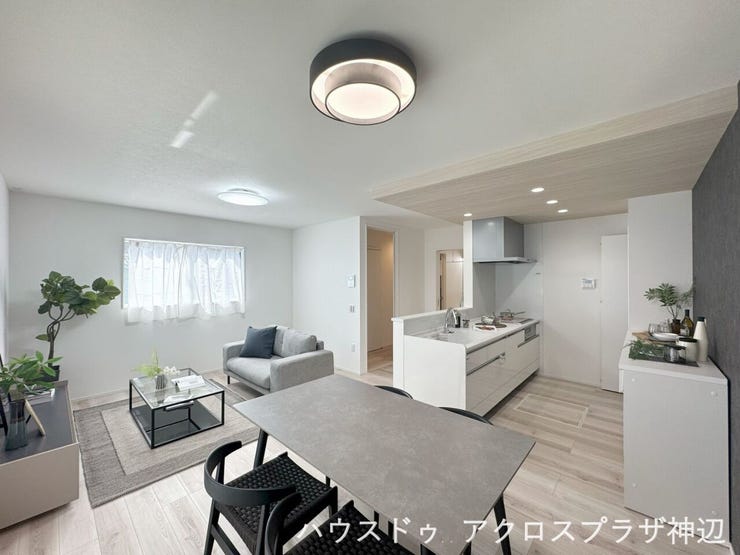 【LDK15.8帖】開放的なペニンシュラキッチン。お料理中もリビングの家族とつながる一体感のある広々としたLDK。