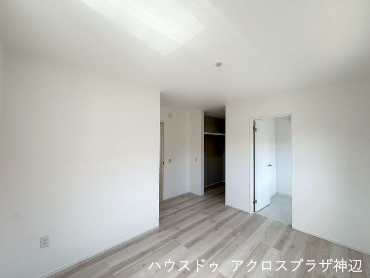【洋室7帖】開放的な空間に、頼れるウォークインクローゼットを完備。衣類や大型荷物もひとまとめに収納でき、自由度の高い家具配置が楽しめます。