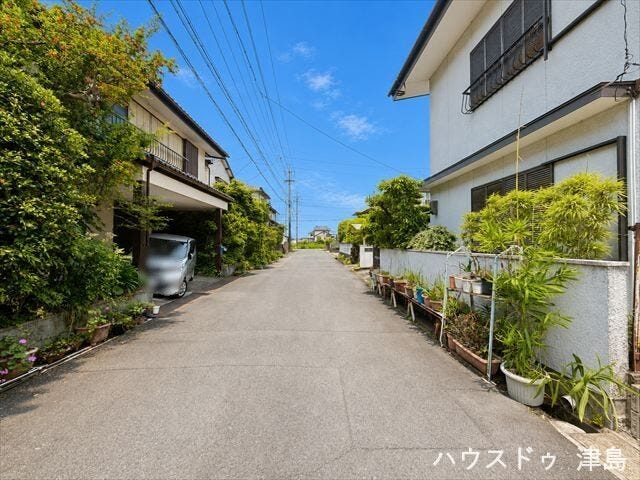 南側公道。車がすれ違える道幅。交通量が少なく安心して駐車できます。