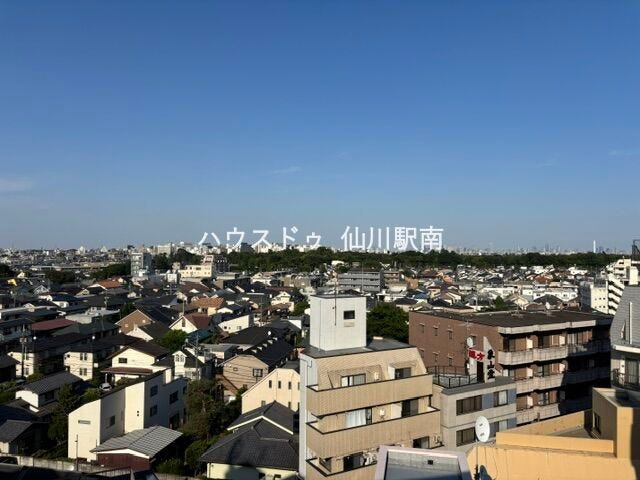 最上階の角部屋の為、LDKの窓からの眺望が大きな魅力です!
緑豊かな三鷹が見渡せ、東京スカイツリーも見えます。
夜景は更に魅力的です。是非夜に内覧してみてください。