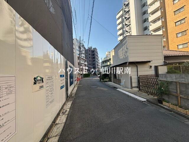 近隣でマンション建築中ながら本物件の採光と反対側の為、
採光や眺望には影響なし