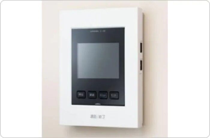 来訪者を映像で確認できる録画機能付きインターホンを設置。不在時の訪問も記録でき、防犯性に配慮。安心・安全な暮らしをサポートする設備です。