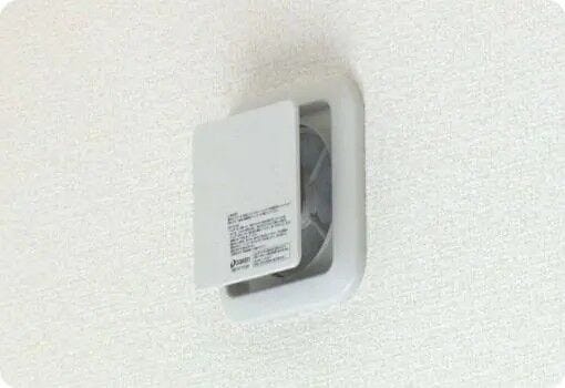 シックハウス症候群発生の三大要因は、以下の内容となります。
(1)建具や家具などからの化学物質の発散
(2)住宅の高気密化
(3)ライフスタイルの変化による換気不足