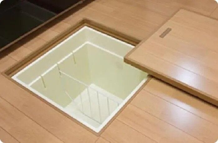 キッチン近くに便利な床下収納を設置。食材のストックや日用品の保管に重宝し、空間を有効活用できます。使い勝手の良い仕様で、すっきりとした暮らしをサポートします。