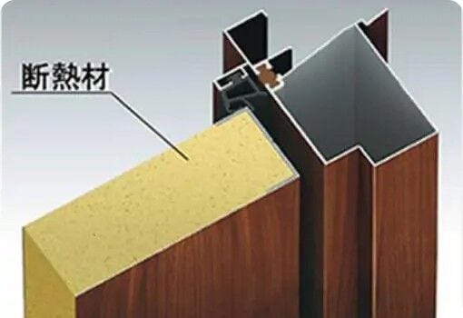 外気の影響を抑える高性能断熱ドアを採用。冷暖房効率を高め、一年を通して快適な室内環境を実現。省エネにも配慮した住まいです。