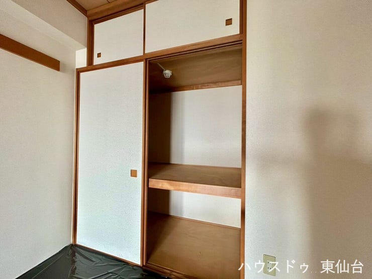 衣類も小物もすっきり収まる、使い勝手の良い収納付き