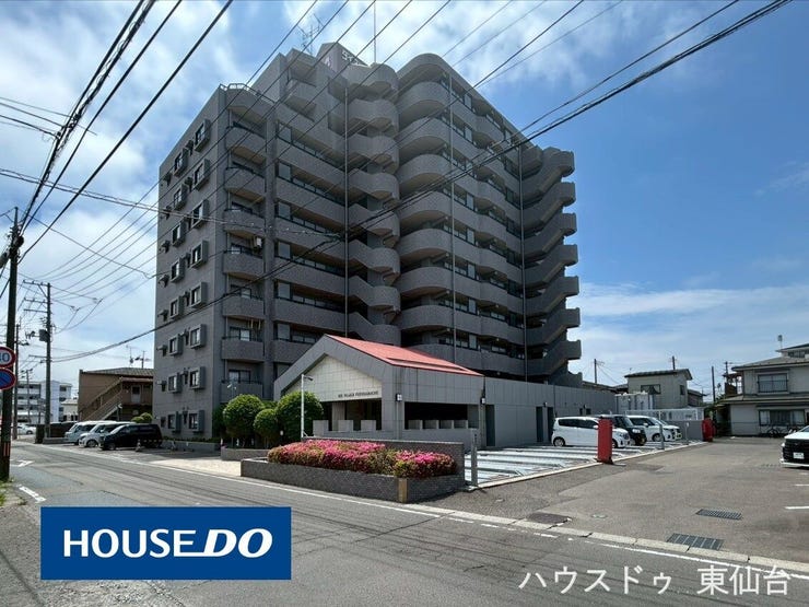 平坦で落ち着いた住宅地に建つ全48戸のマンション。南向き住戸が多く、日勤管理で安心感も高い環境です。平面駐車場が使いやすく、2駅利用できる利便性も魅力です。