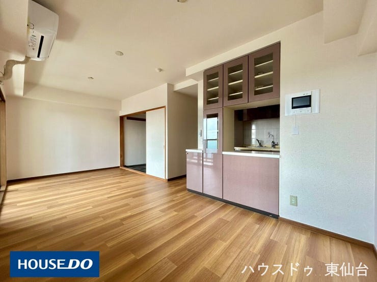 【リビング】
広がりのあるLDKは家族が自然と集まるくつろぎ空間。採光・通風にも配慮され、いつでも心地よい暮らしを実現します。