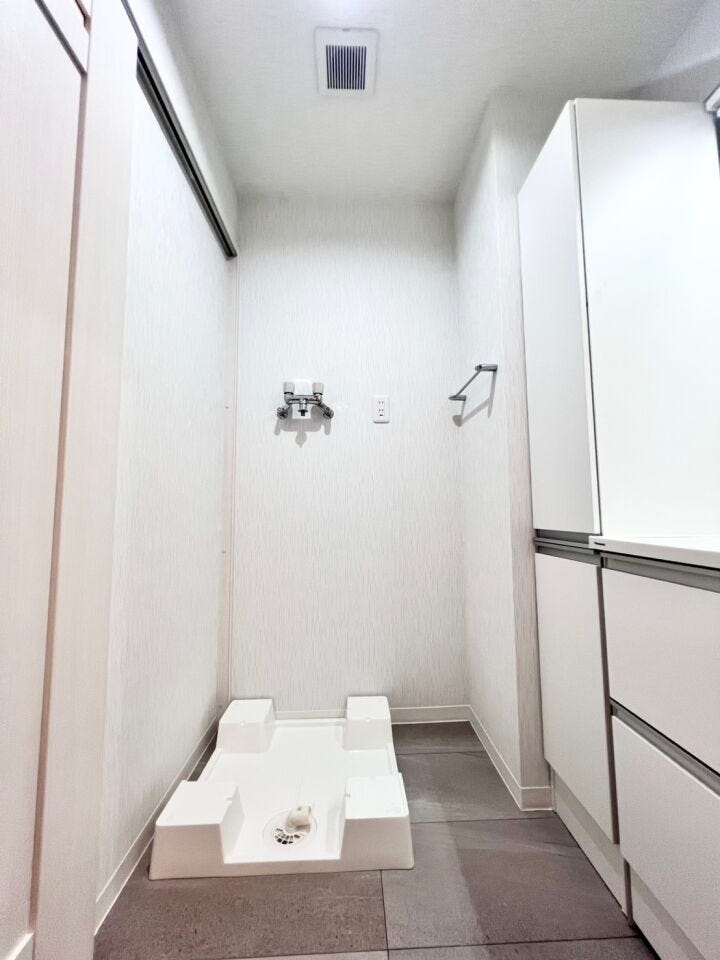 室内洗濯機置き場を完備!上部に換気扇が点いているのも嬉しいポイントです◎