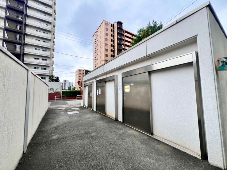 敷地内ゴミ置き場あり!24時間ゴミ出し可能で、忙しい方にも嬉しい設備です◎