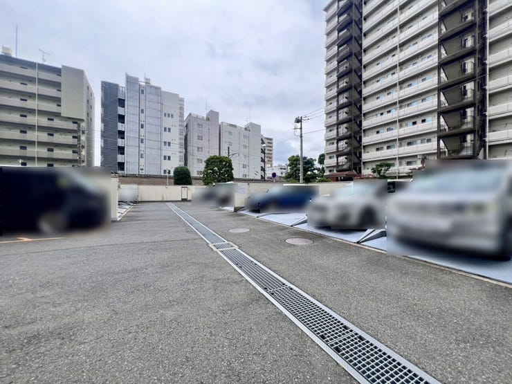 敷地内には駐車場を確保。車移動の多い方にも使いやすい住まいです♪※空き状況は管理会社に要確認