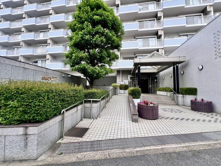 嬉しいスロープ付き♪ベビーカーやお子様の自転車、将来的なバリアフリーにも配慮された設計です◎