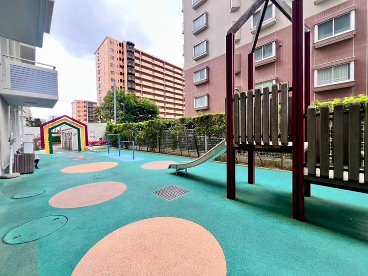 敷地内にお子様が遊べるプレイスペースを完備♪子育て世代にも嬉しい住環境です◎