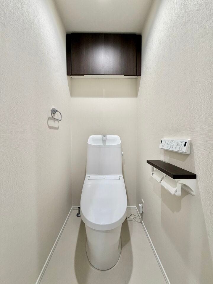 お手入れしやすい温水洗浄便座で、毎日快適♪スッキリ片付く収納付き♪