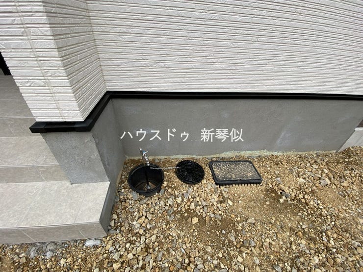 見た目すっきり玄関横に伸縮式屋外散水栓付
