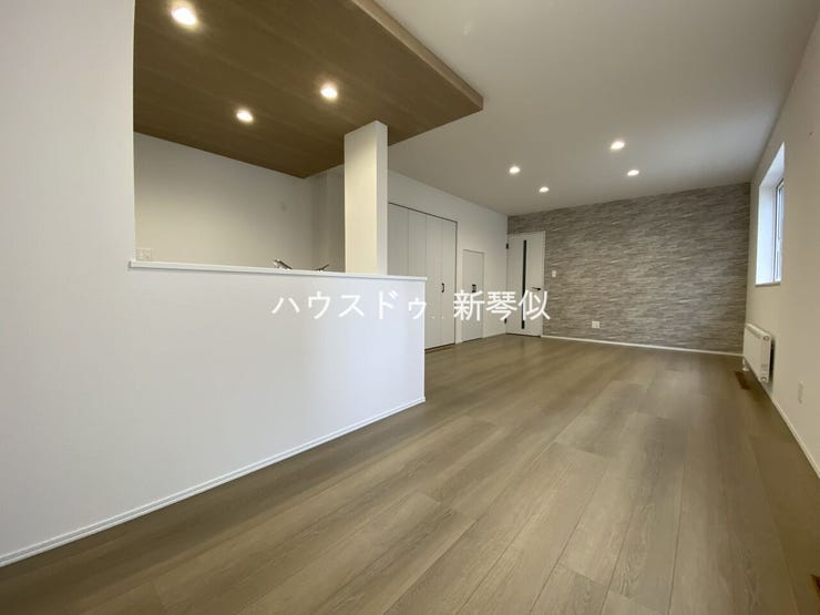 リビング一面におしゃれなアクセントクロス