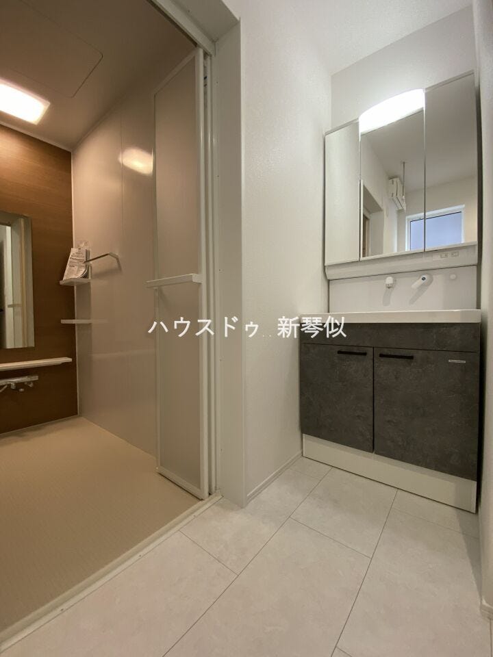 おしゃれな三面鏡付洗面