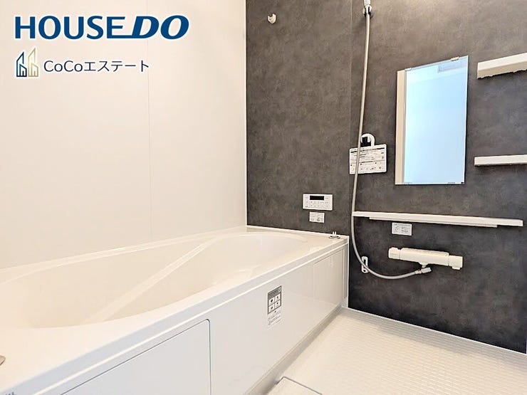 □■ユニットバス■□
足を伸ばして寛げる浴槽♪
浴槽にゆとりがあり、ゆったりと入浴できます。
洗い場も広いので、お子様と一緒に快適に入浴できますね。