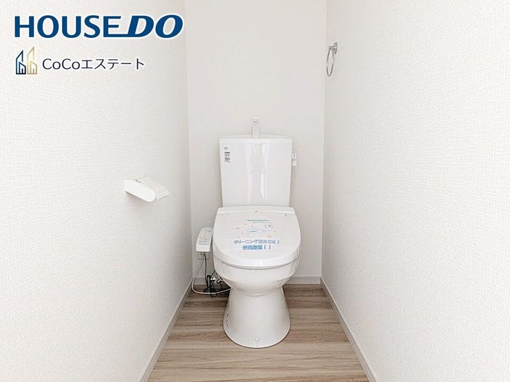 □■トイレ■□
温水洗浄便座付きトイレ♪
冬場や冷え込む時期にもお尻を温かく快適に保ちます。
また、汚れにくく掃除しやすい設備です。