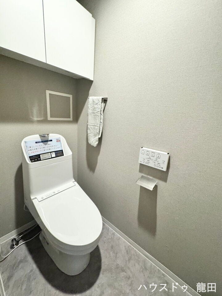 充実した上部収納と手洗いカウンター。機能性とデザイン性を両立した、使い勝手の良いレストルームです