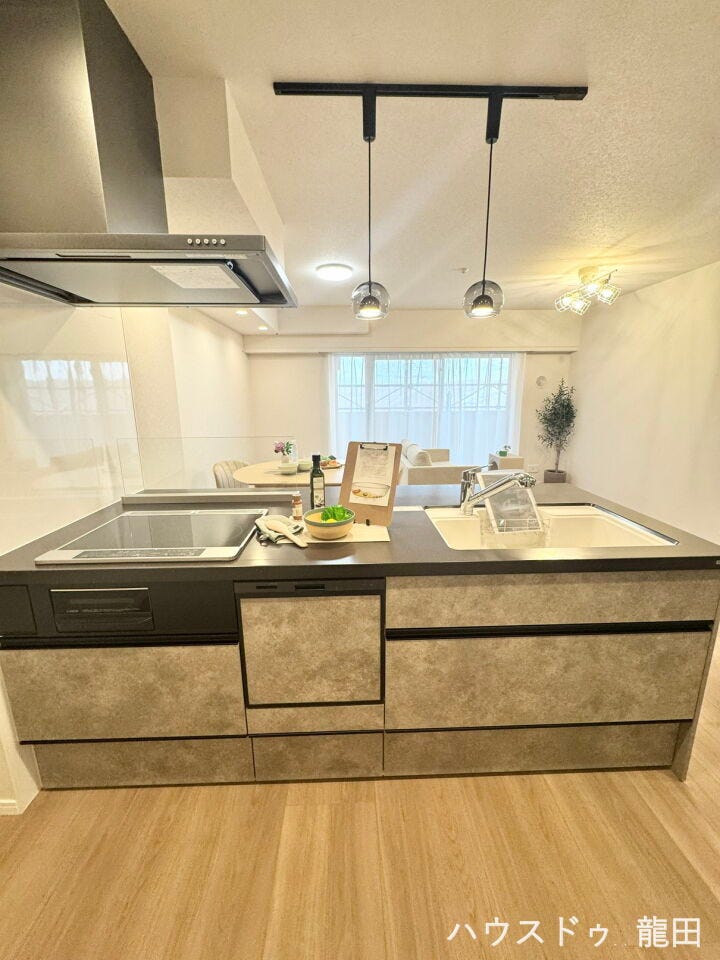 家族の会話が弾む、スタイリッシュな対面式キッチン。毎日の料理が楽しくなる上質な空間です。