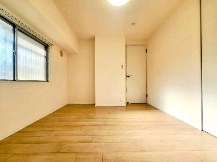 【Bedroom】ベッドとデスクを置いてもゆとりのある、使い勝手の良い広さの洋室です。