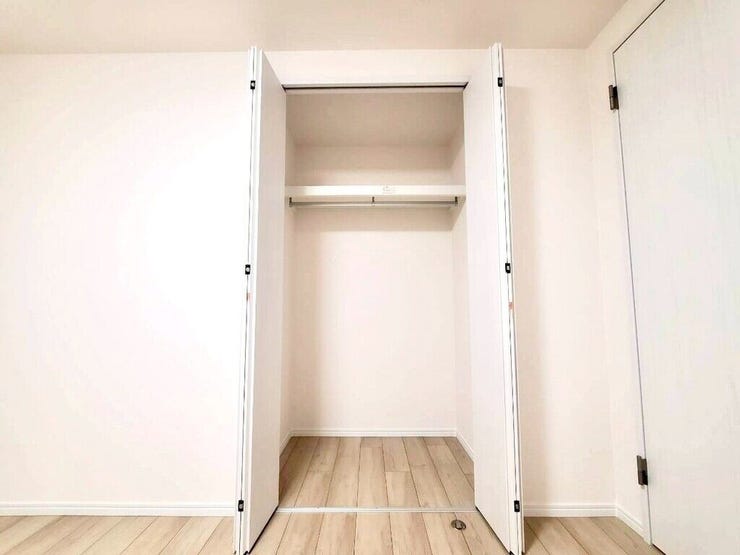 【Bedroom】クローゼット完備で収納力◎。家具の配置もしやすい機能的な洋室です。