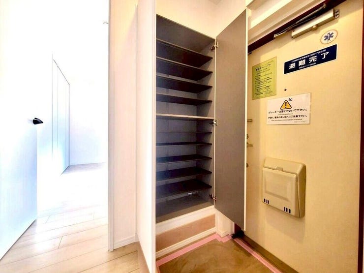 【Entrance】シューズボックス完備の玄関で、靴や小物もスッキリ収納できます。