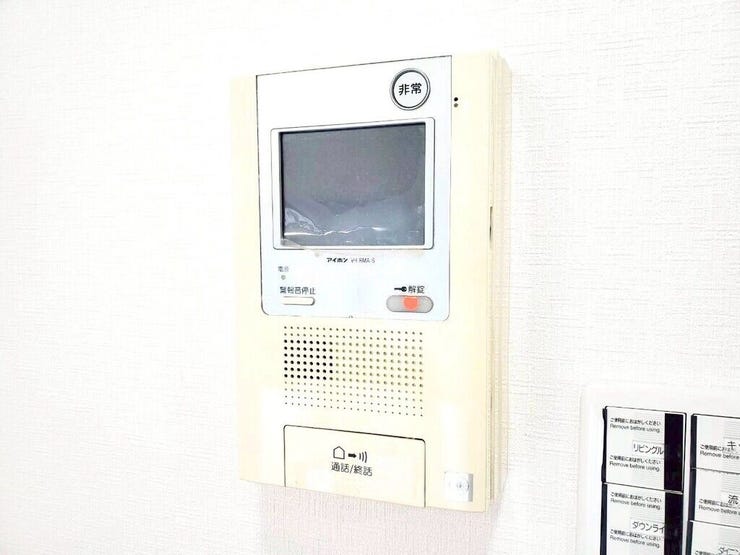 【Facilities】来訪者を確認できるモニター付きインターホンで、防犯面も安心です。