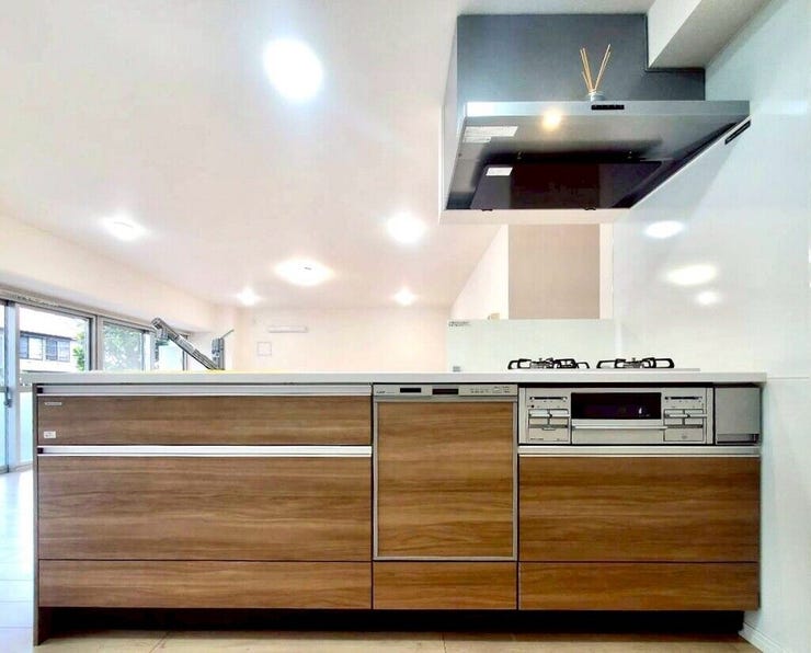 【kitchen】広めのキッチンは料理のしやすさを追求した設計。収納も豊富で作業がしやすい空間です。