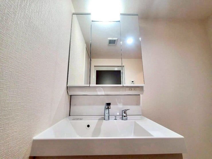 【Washroom】毎朝の準備がスムーズに。広めの洗面台と収納が使いやすい洗面所です。