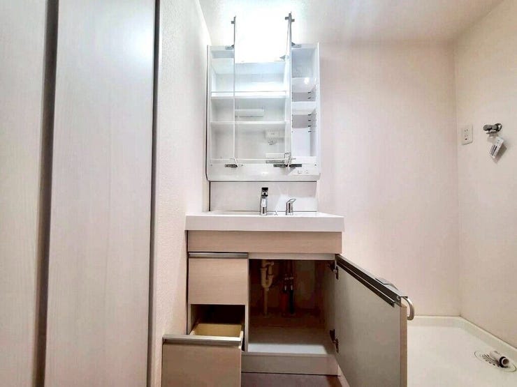 【Washroom】すっきりとしたデザインで、毎日の生活が快適に。収納も豊富な洗面所です。