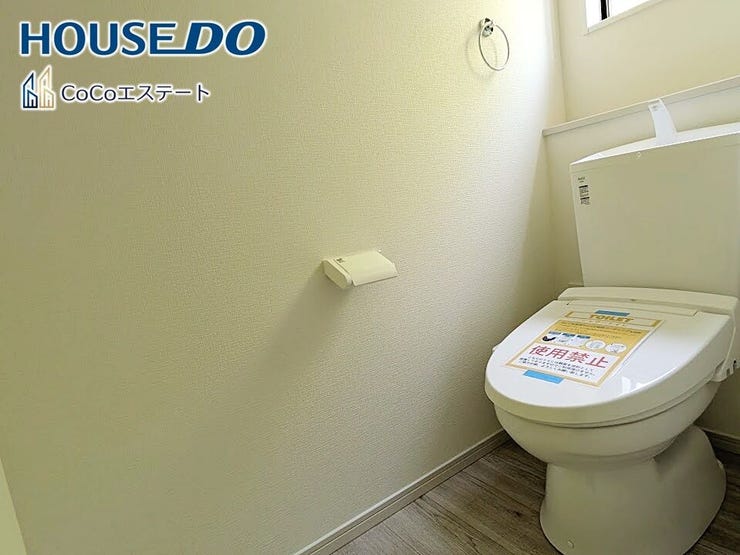 □■トイレ■□
温水洗浄便座付きトイレ♪
冬場や冷え込む時期にもお尻を温かく快適に保ちます。
また、汚れにくく掃除しやすい設備です。