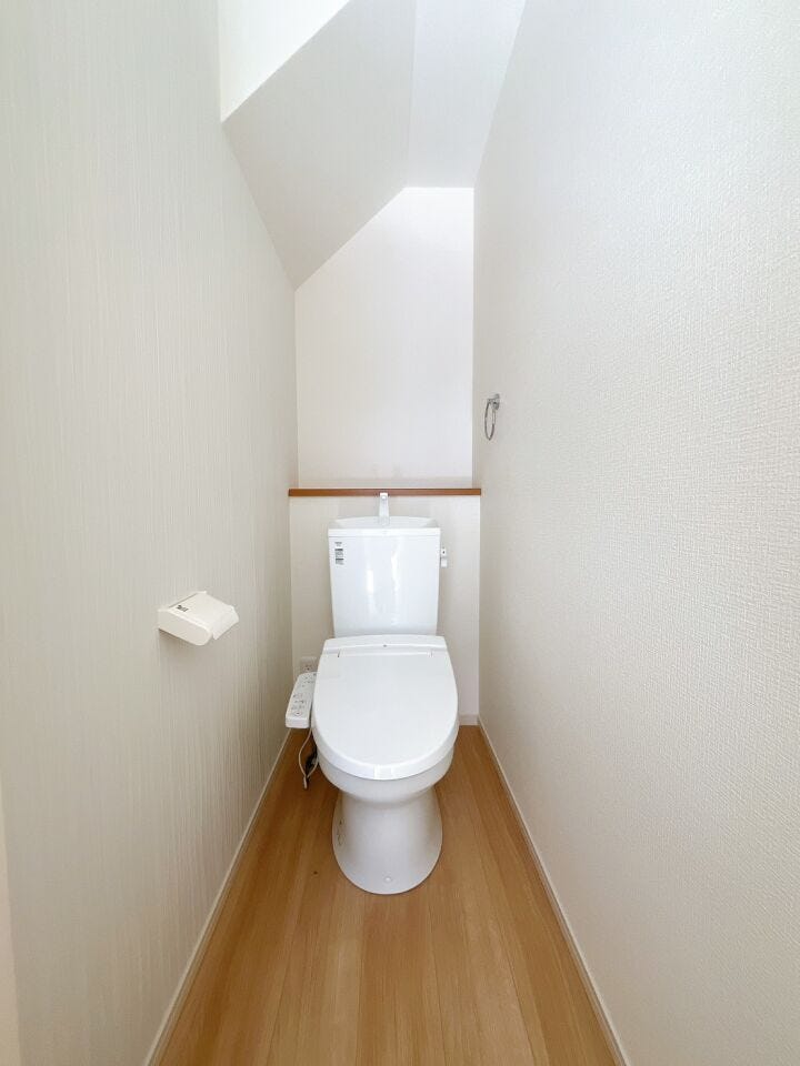 【温水洗浄器付きトイレ 】
温水洗浄器付きのトイレは、便座を暖かく保てるため、冬場でも座ったときにヒヤッとせず快適に使用できます!
ペーパーの使用量の削減にもなるため経済面でもメリットがあります♪