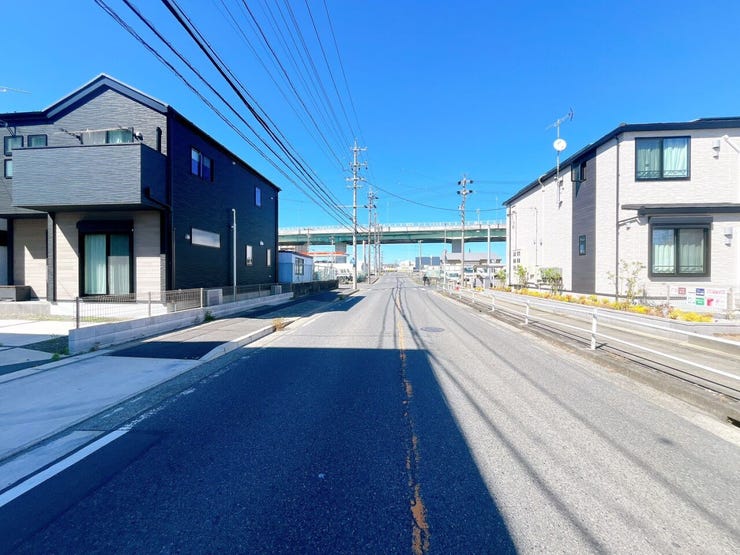 【前面道路】
前面道路が広いため運転がしやすく、日々の交通ストレスが軽減されます!
また家の前が建物などで遮られることがなく、日当たりが良くなり、家全体が明るい印象を受けます!
