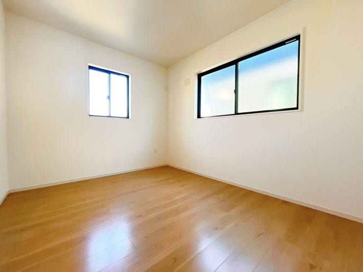 【洋室】
広々としたお部屋は家具の配置やインテリアデザインがしやすく、自分好みの居心地の良い空間を作れます♪
ソファやテレビ台を設置して家族や友人とくつろげるセカンドリビングスペースにもなります!